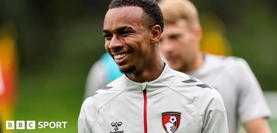 Jugador de AFC Bournemouth sonriendo durante entrenamiento