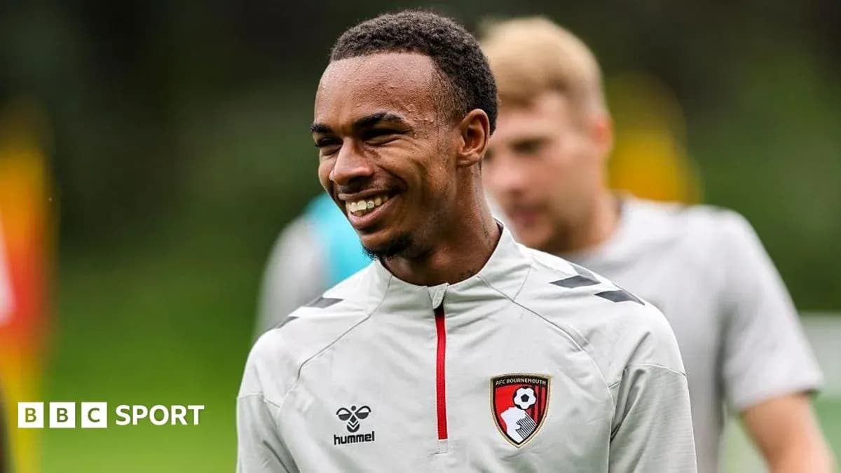 Jugador de AFC Bournemouth sonriendo durante entrenamiento