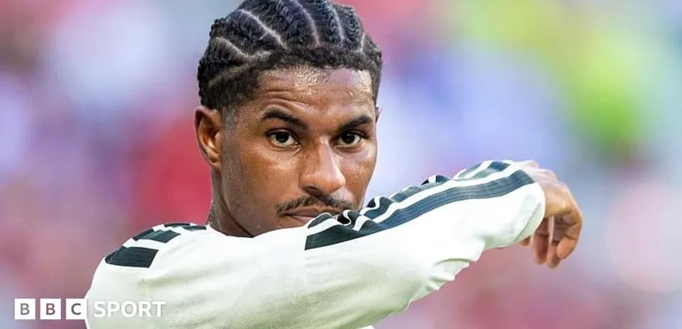 Jugador señalando durante el calentamiento previo al partido