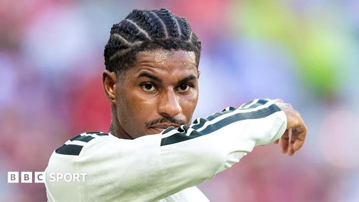 Jugador señalando durante el calentamiento previo al partido