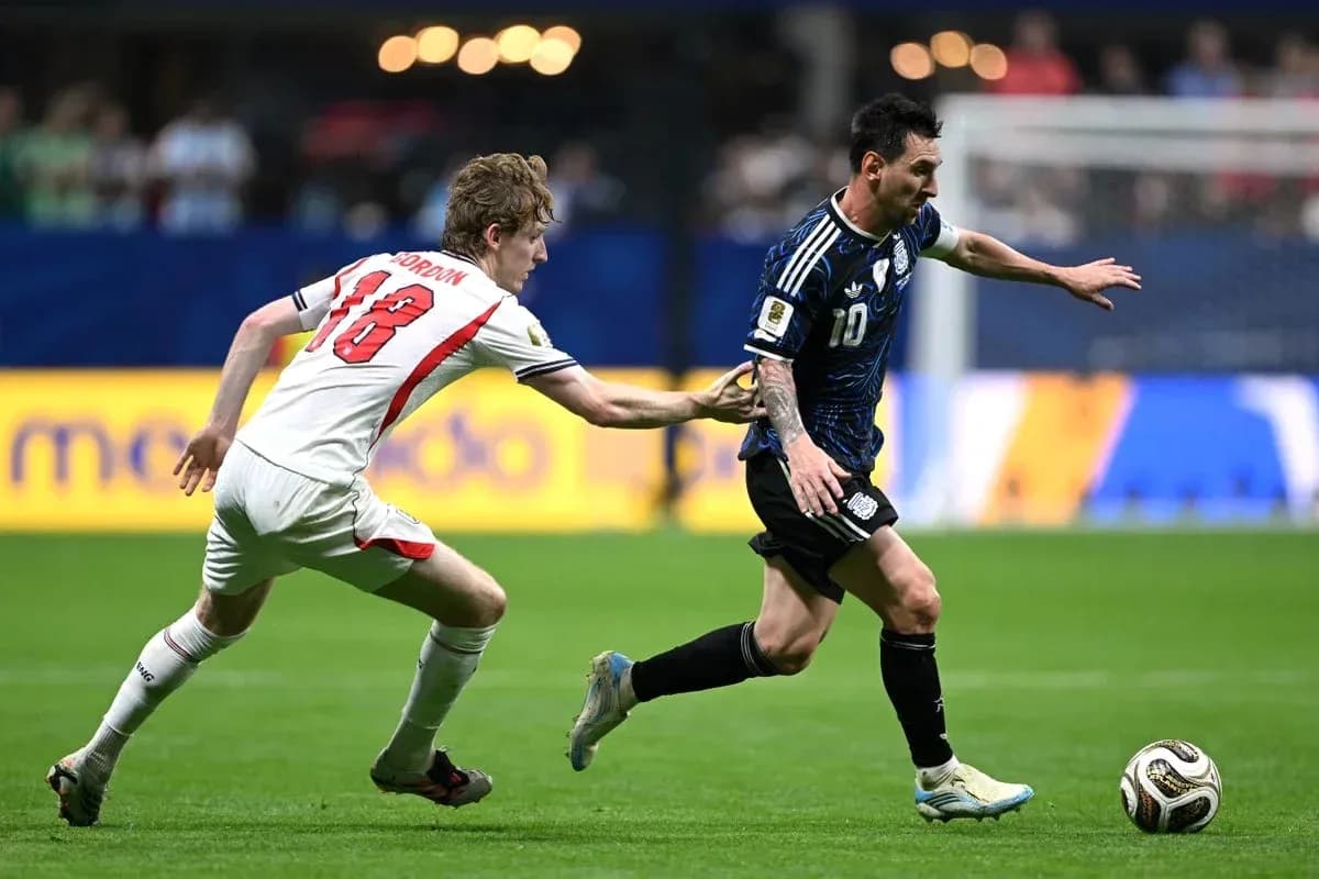 Jugador argentino corriendo mientras es marcado por oponente