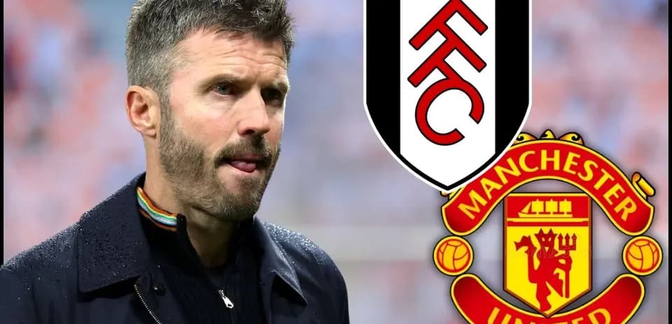 Entrenador de Fulham con escudos de ambos equipos