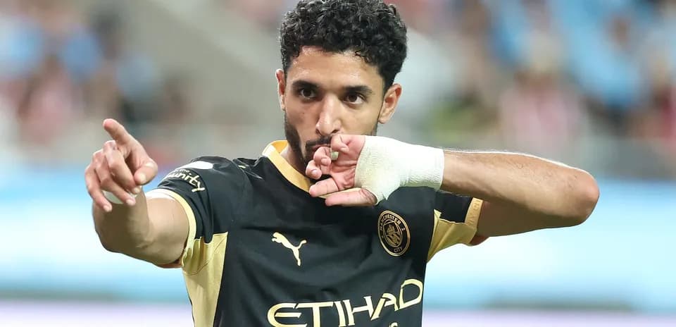 Jugador de Manchester City señalando durante el partido