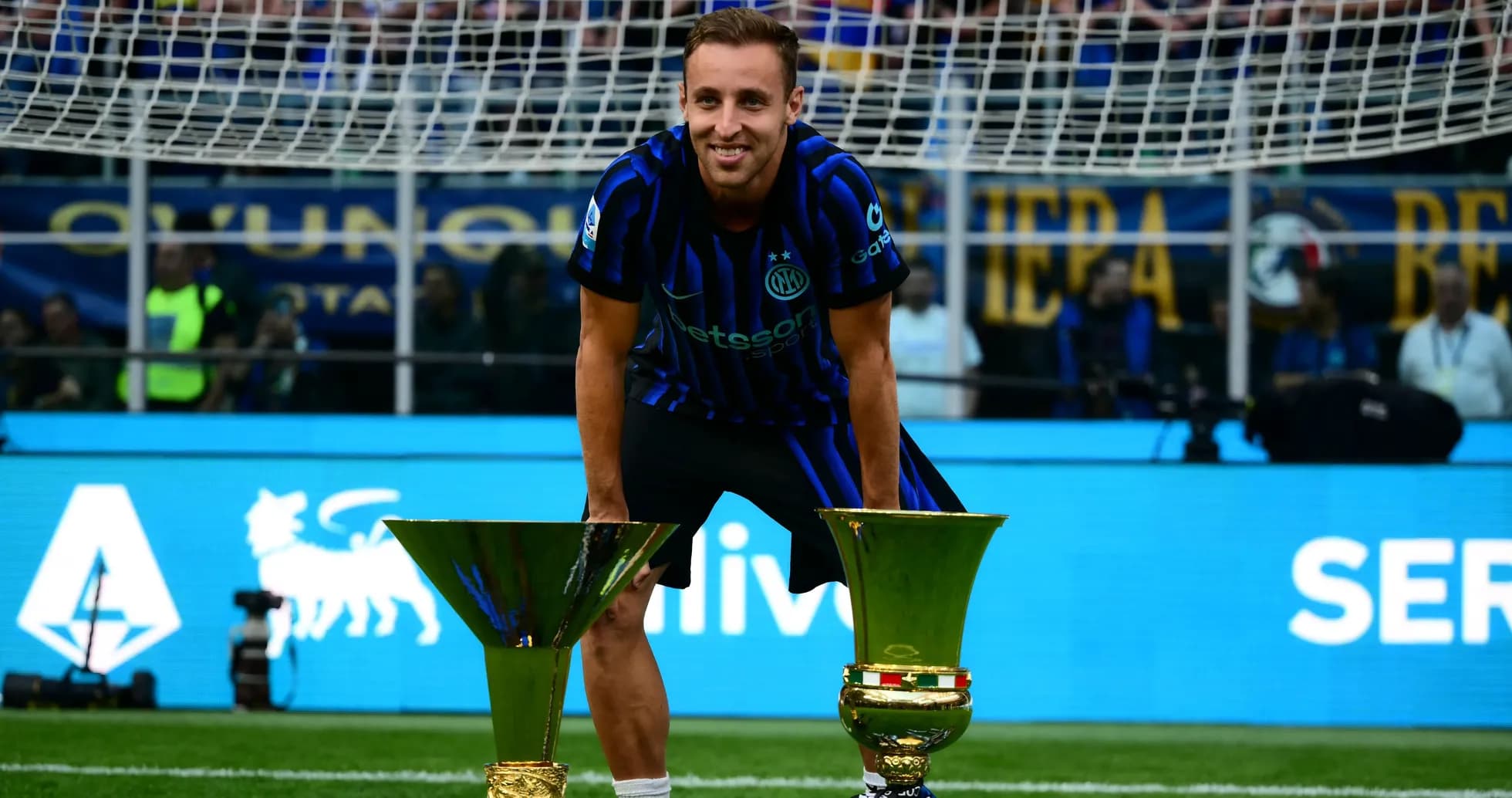 Jugador de Inter de Milán posando con trofeos