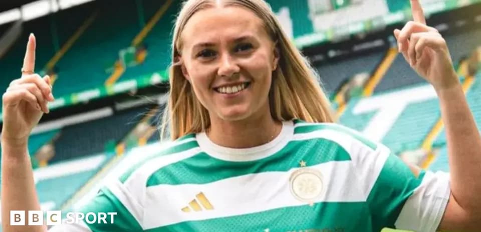 Jugadora con camiseta del Celtic levantando un dedo