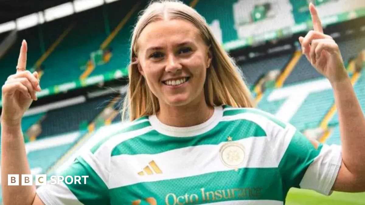 Jugadora con camiseta del Celtic levantando un dedo