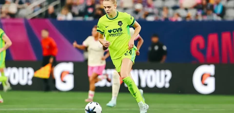 Jugadora corriendo con el balón en el partido