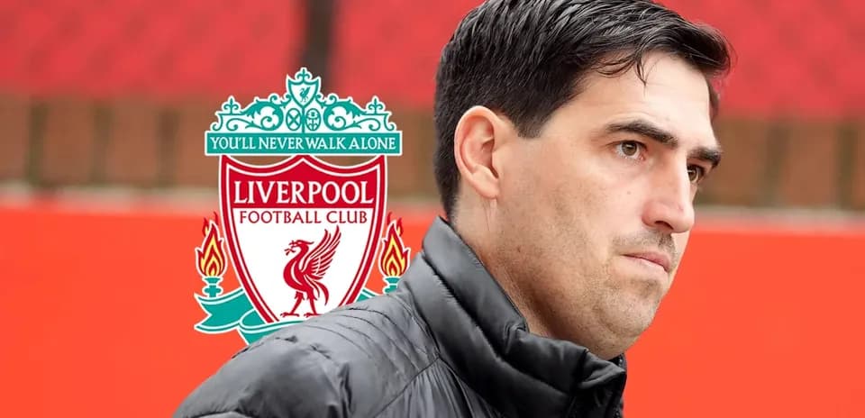Entrenador de Liverpool frente al logo del club