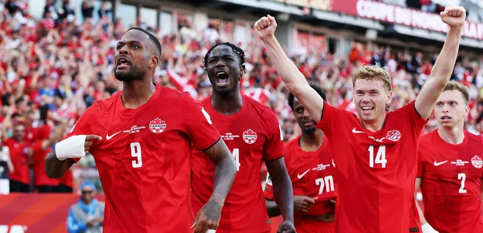 Jugadores de Canadá celebrando un gol