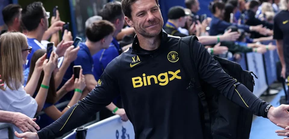 Entrenador saludando a aficionados en evento