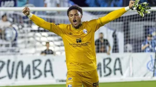 Portero celebrando después de una victoria en el partido