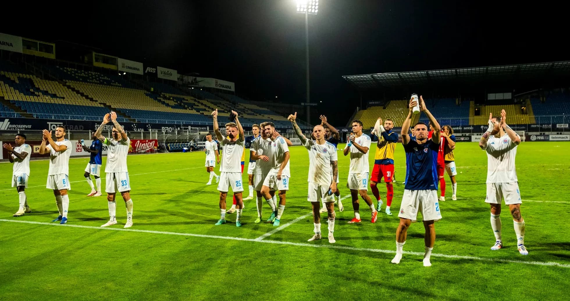 Jugadores celebrando en el estadio tras el partido