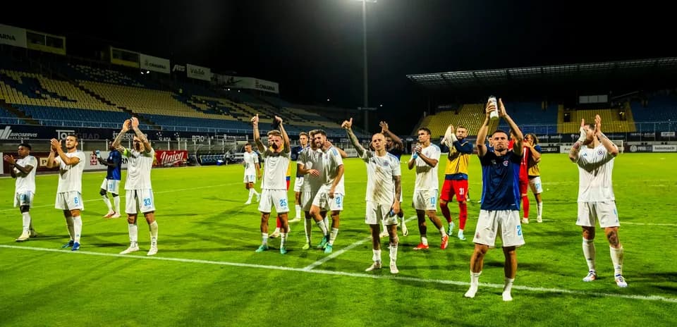 Jugadores celebrando en el estadio tras el partido
