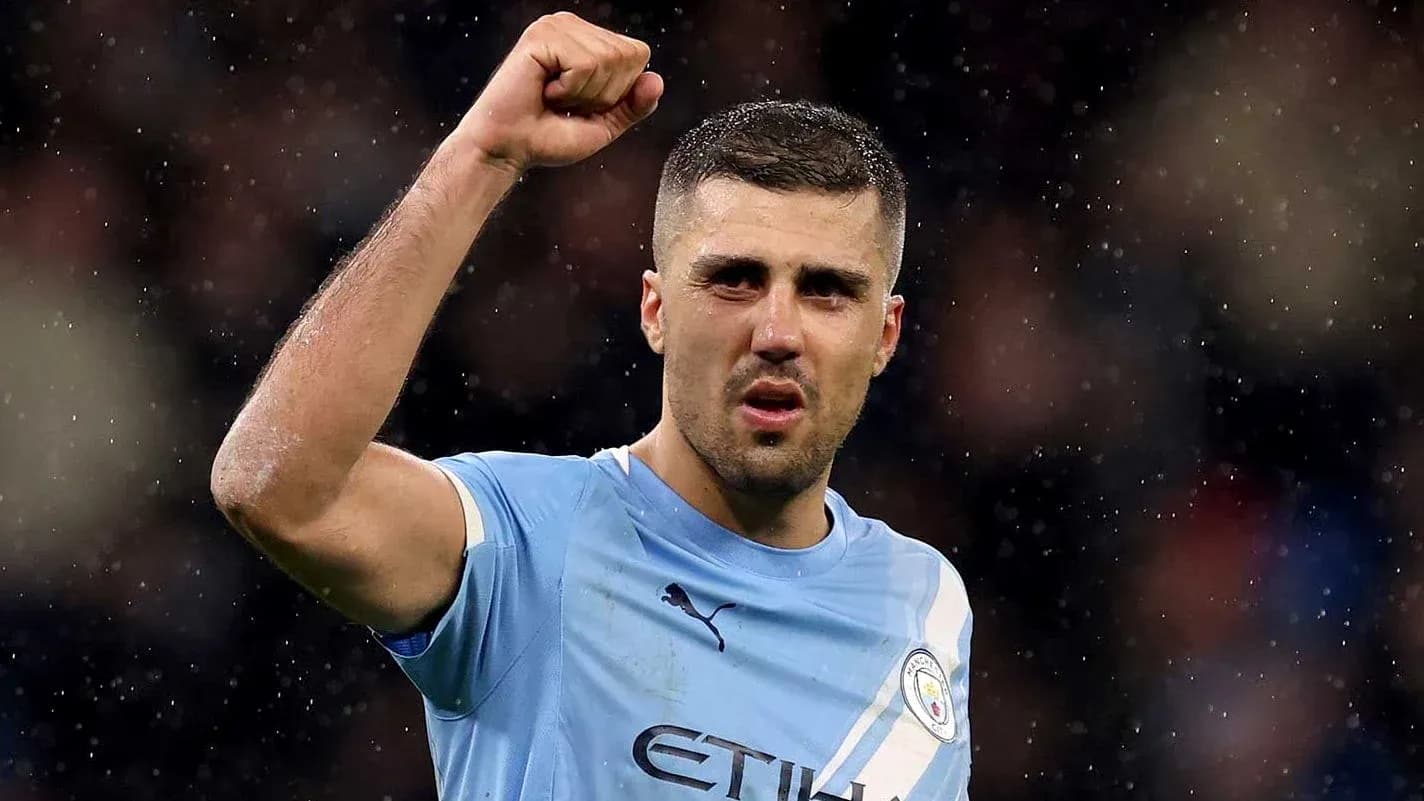 Jugador de Manchester City levantando el puño en celebración