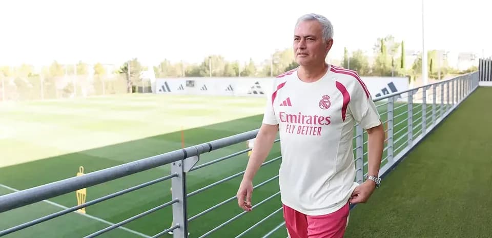 Entrenador caminando por el campo de entrenamiento