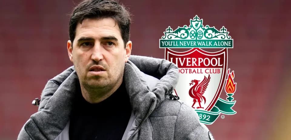 Entrenador de Liverpool con escudo del club de fondo