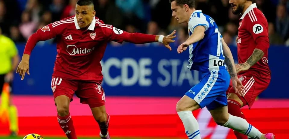 Jugadores de Sevilla y Espanyol en acción