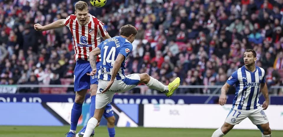 Un jugador de Alavés en acción contra Atlético