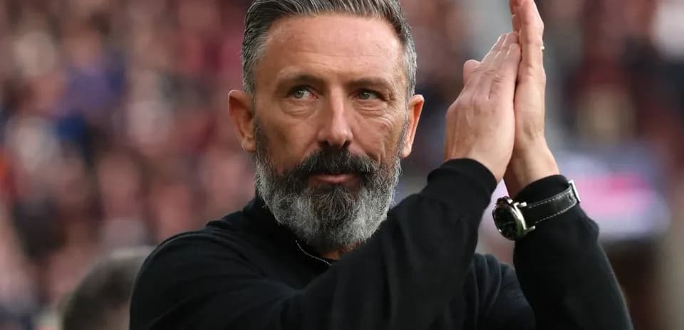 Entrenador aplaudiendo en el banquillo durante partido
