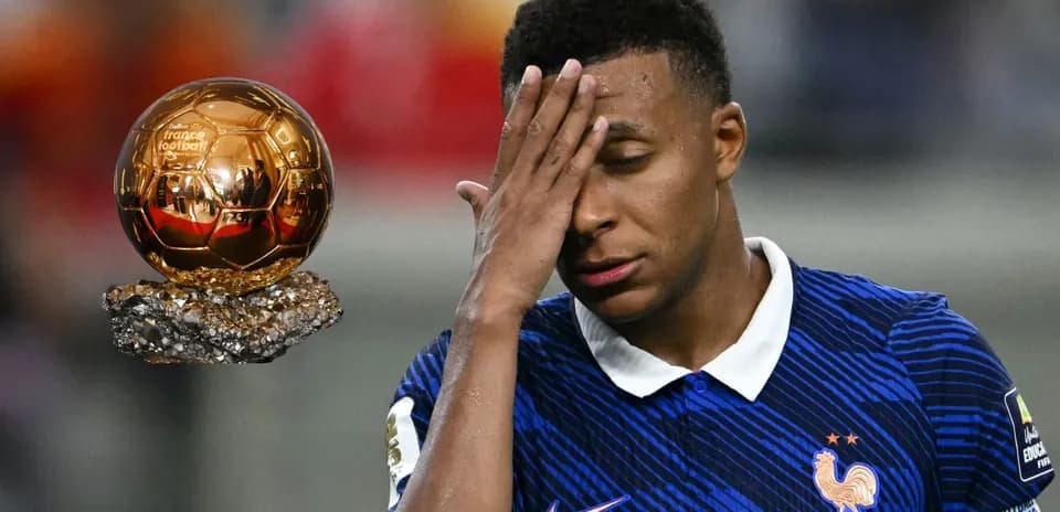 Jugador de Francia con Balón de Oro en la mano