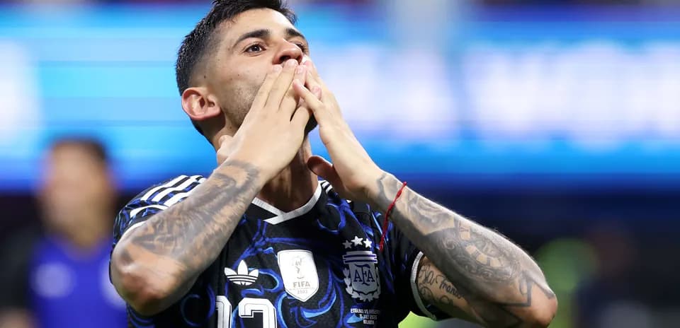 Jugador celebrando en la cancha tras partido