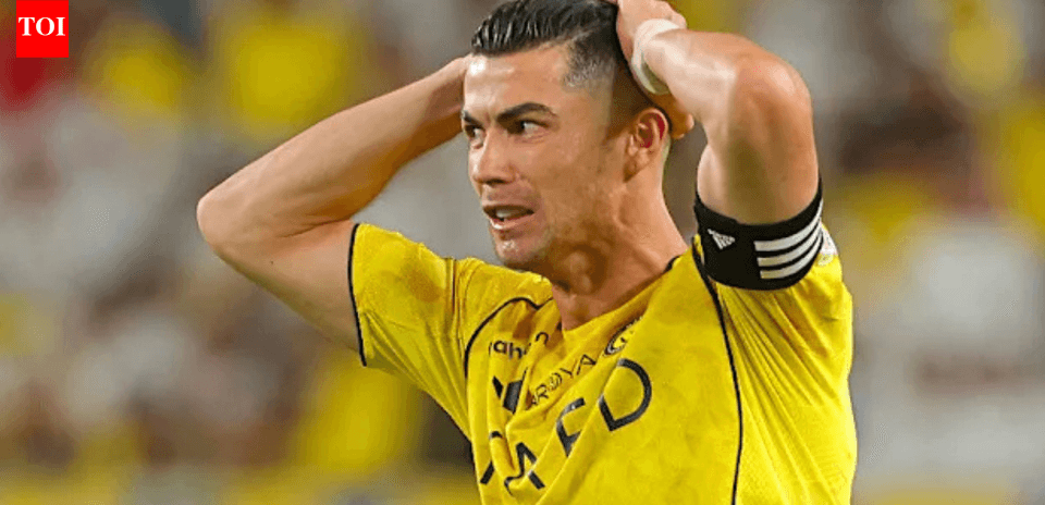 Jugador con camiseta amarilla sosteniendo la cabeza