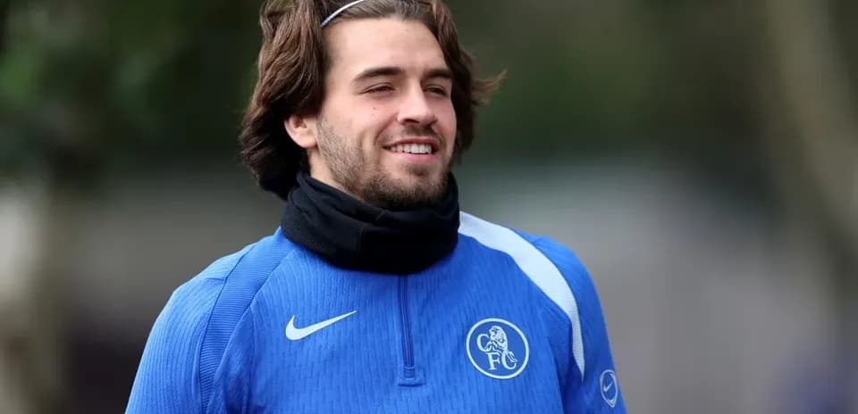 Jugador de fútbol sonriente en entrenamiento