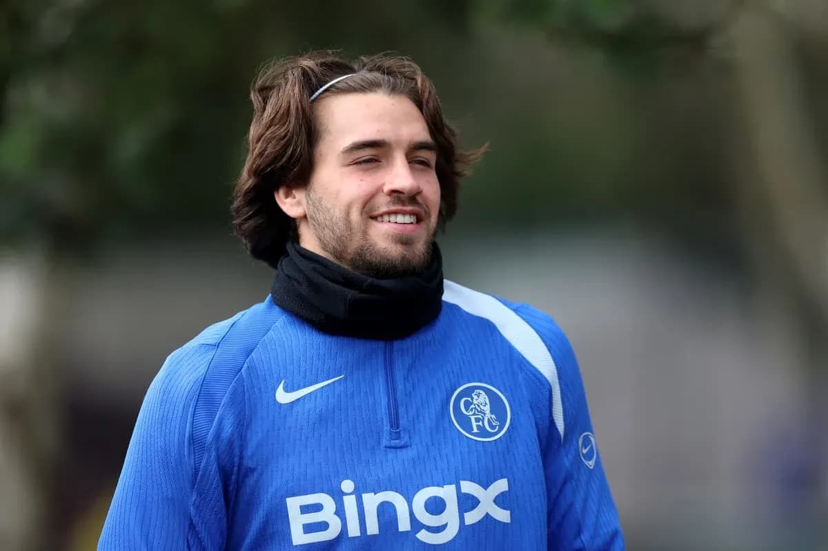 Jugador de fútbol sonriente en entrenamiento