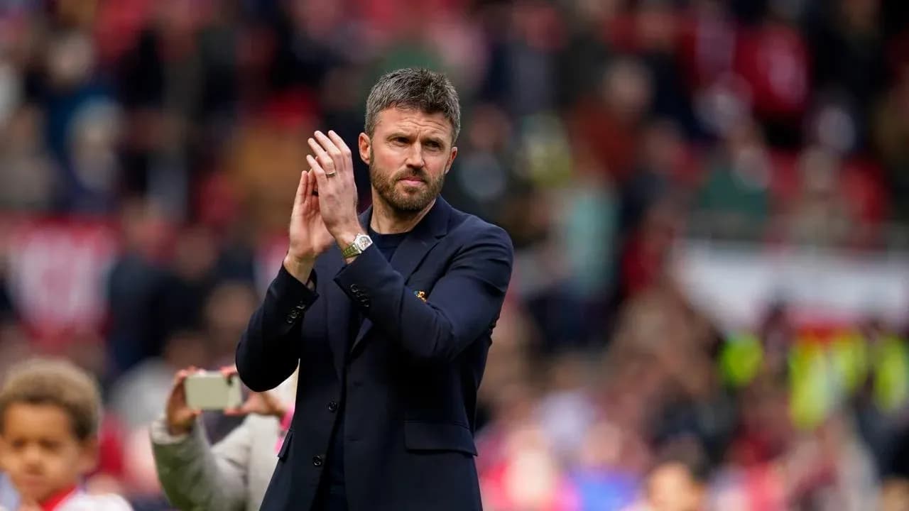 Entrenador aplaudiendo a la afición en el estadio