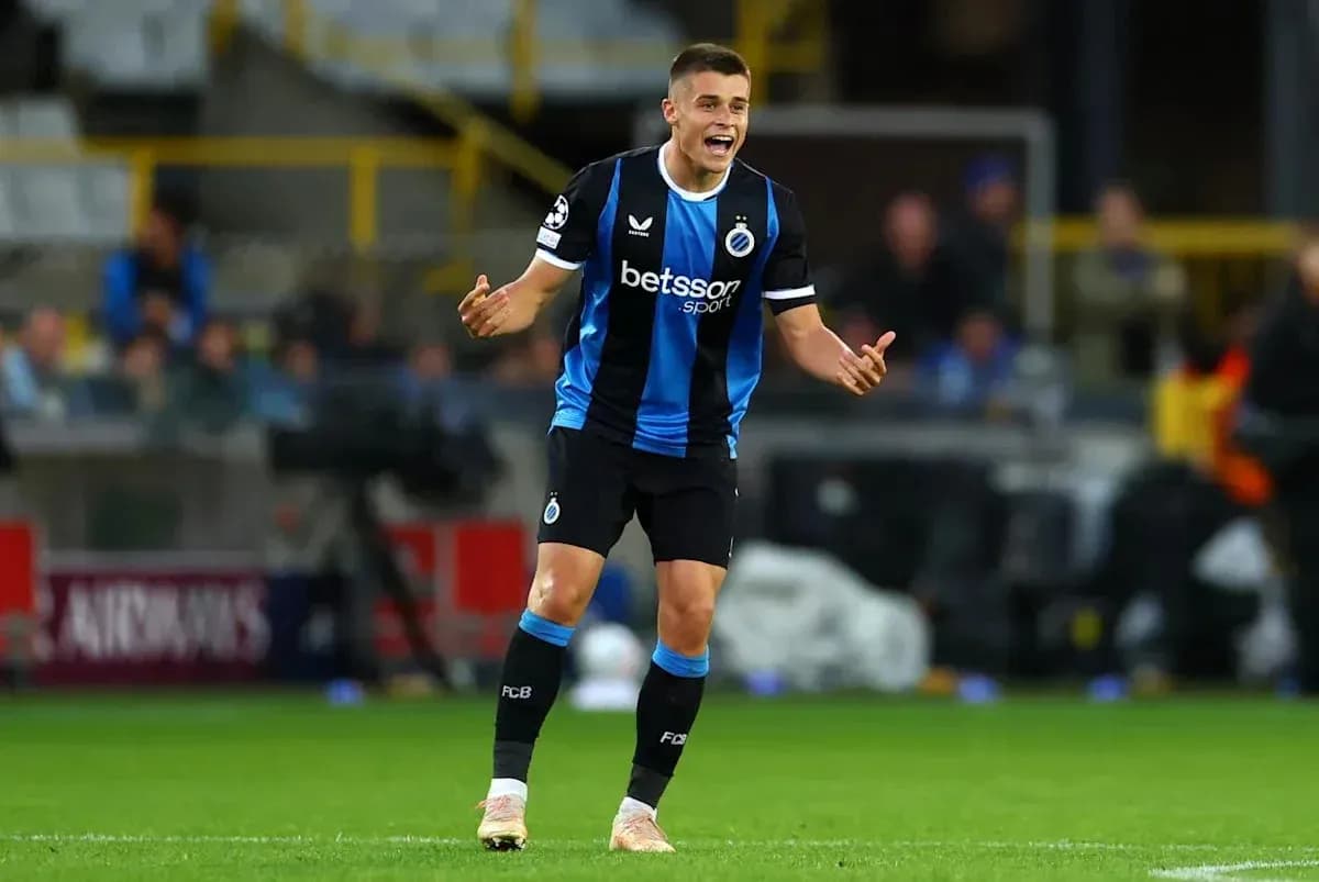 Jugador de Club Brugge gesticulando en el campo