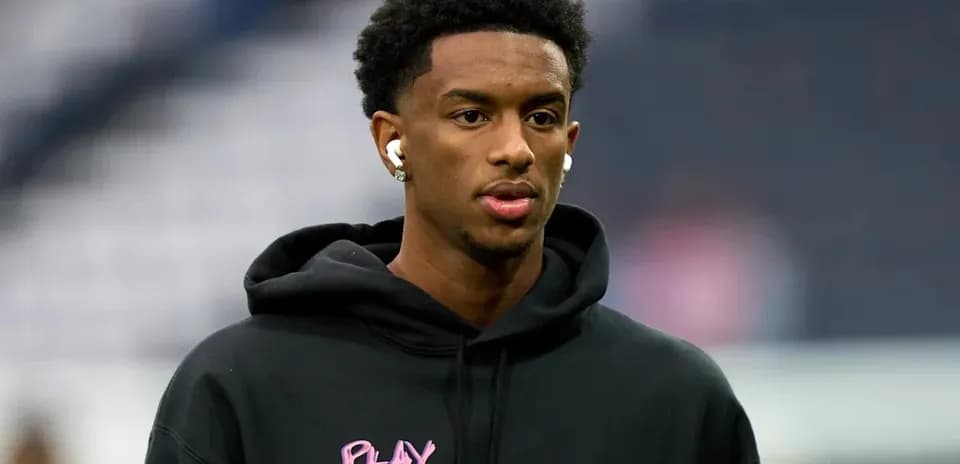 Jugador con sudadera negra antes del partido
