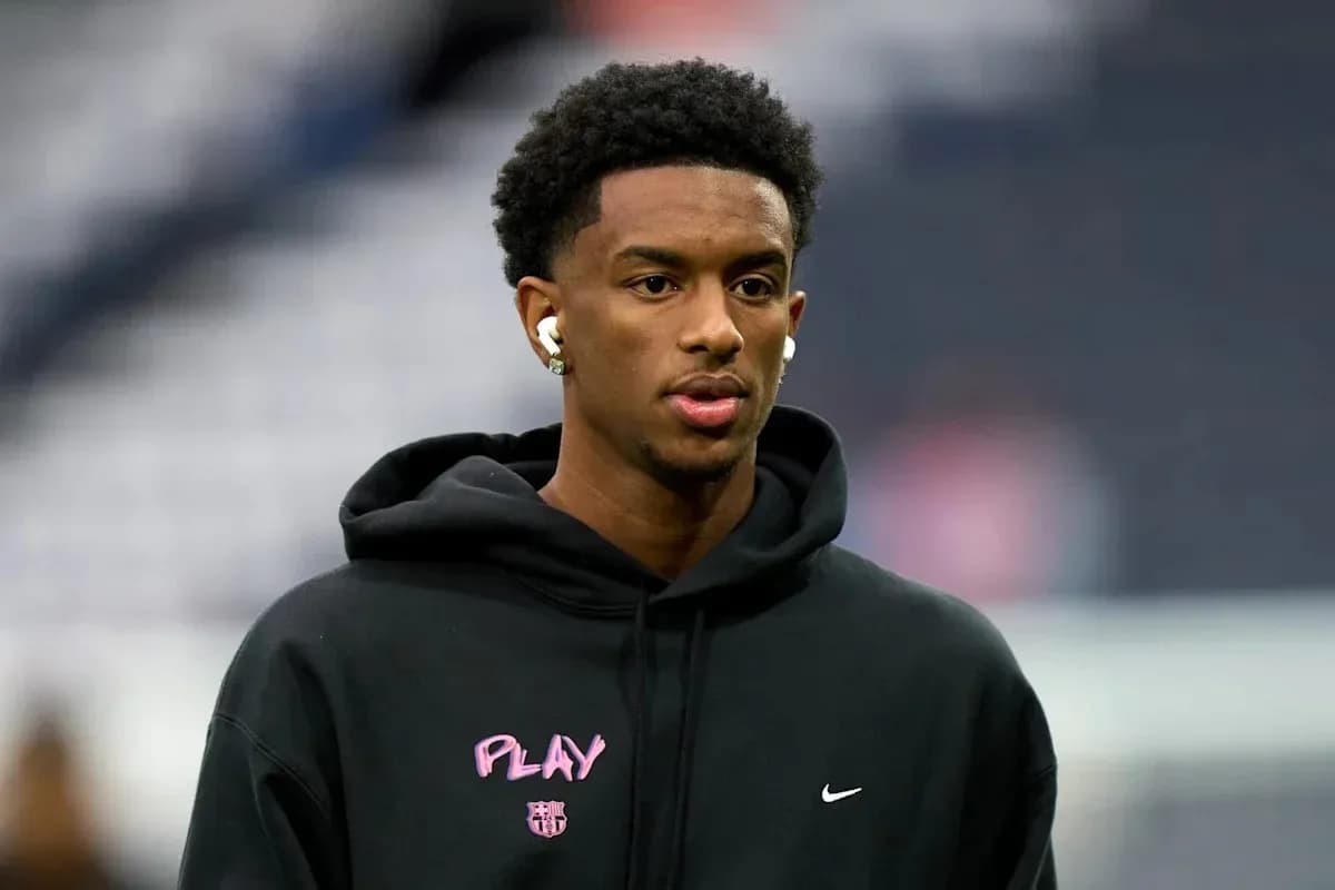 Jugador con sudadera negra antes del partido