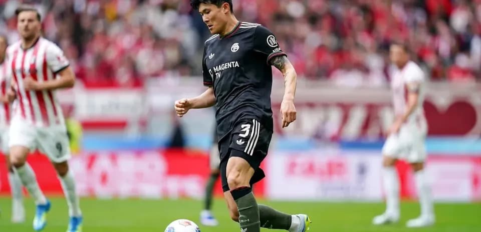 Jugador en acción con balón durante partido de fútbol