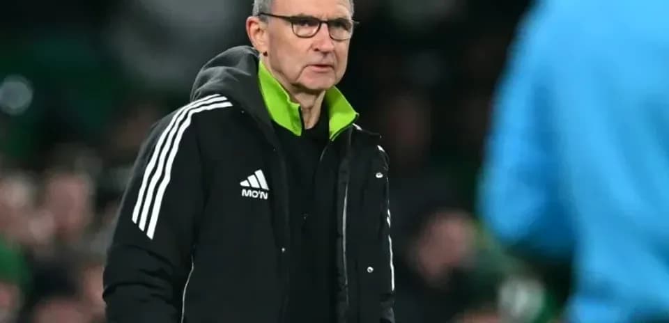 Entrenador observando el juego desde la línea de banda