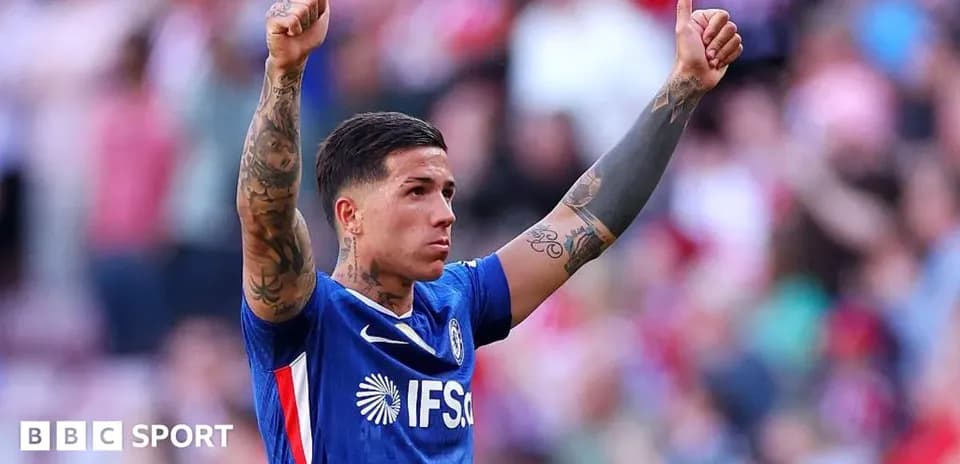 Jugador aplaudiendo y levantando pulgares en el campo