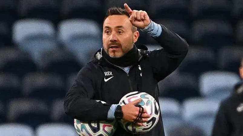 Entrenador sosteniendo balones y dando instrucciones