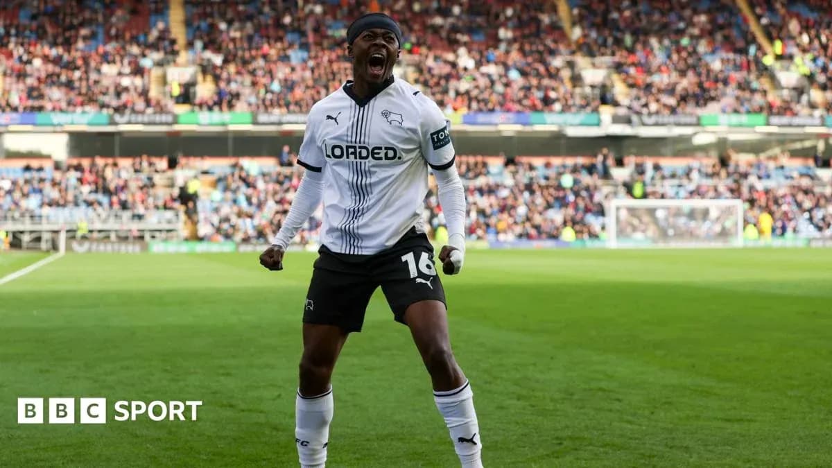 Jugador de Derby County celebrando un gol en el estadio