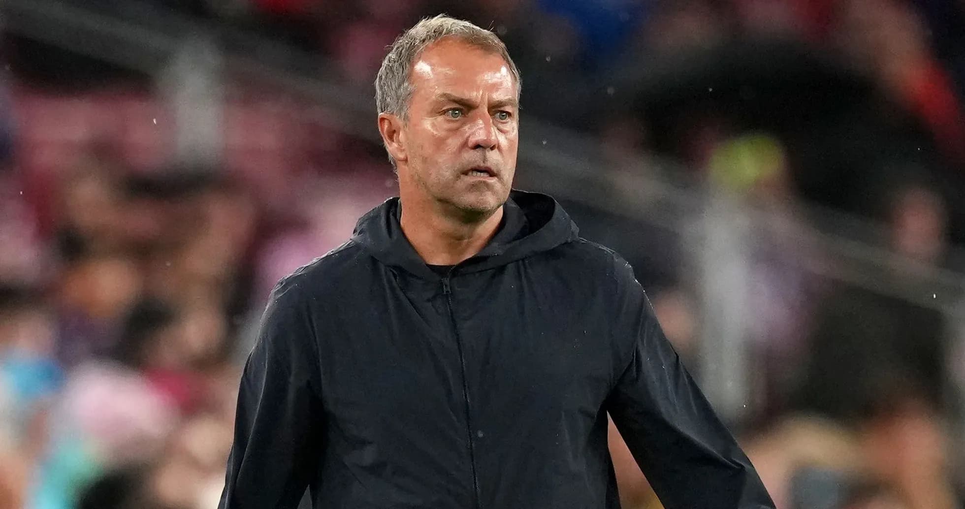 Entrenador dirigiendo desde la banda del campo