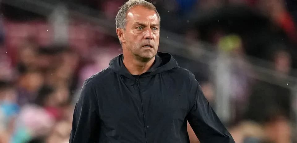 Entrenador dirigiendo desde la banda del campo