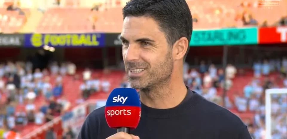 Entrenador hablando en entrevista antes del partido