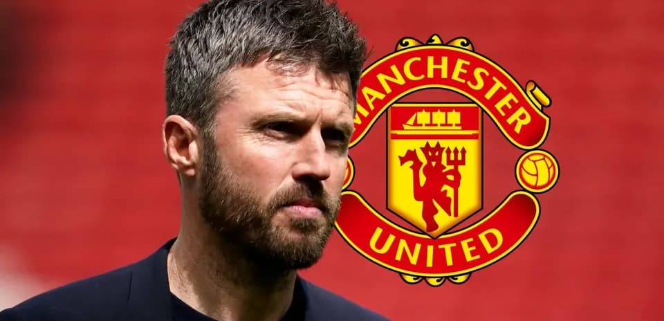 Entrenador de Manchester United frente a logo del club
