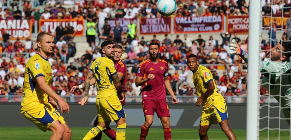 Jugadores de Hellas Verona y AS Roma en acción