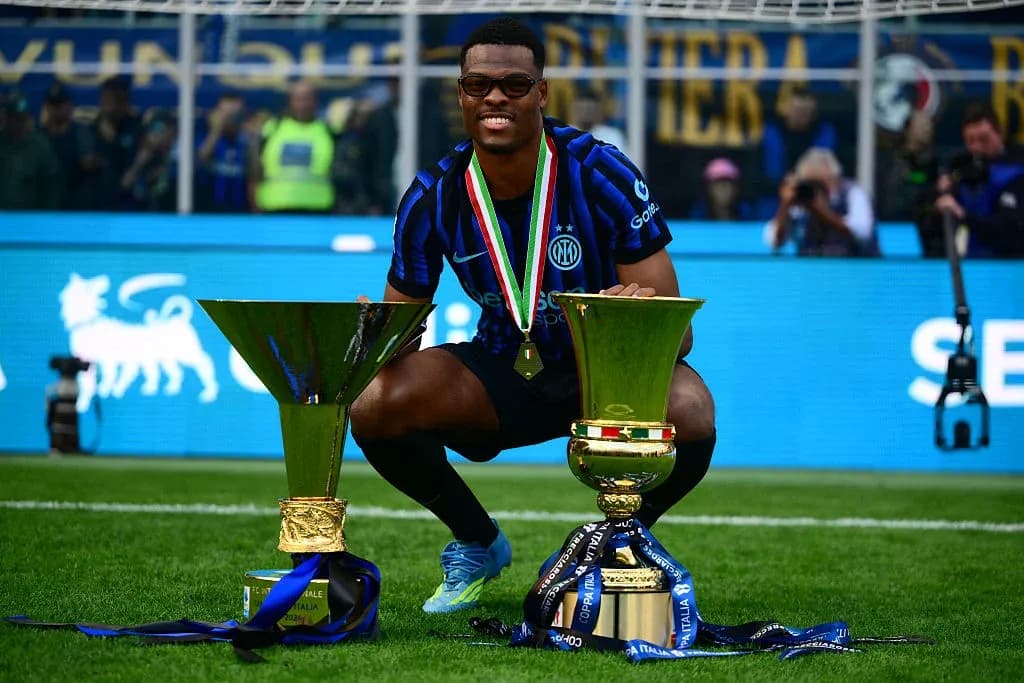 Jugador de Inter de Milán con dos trofeos