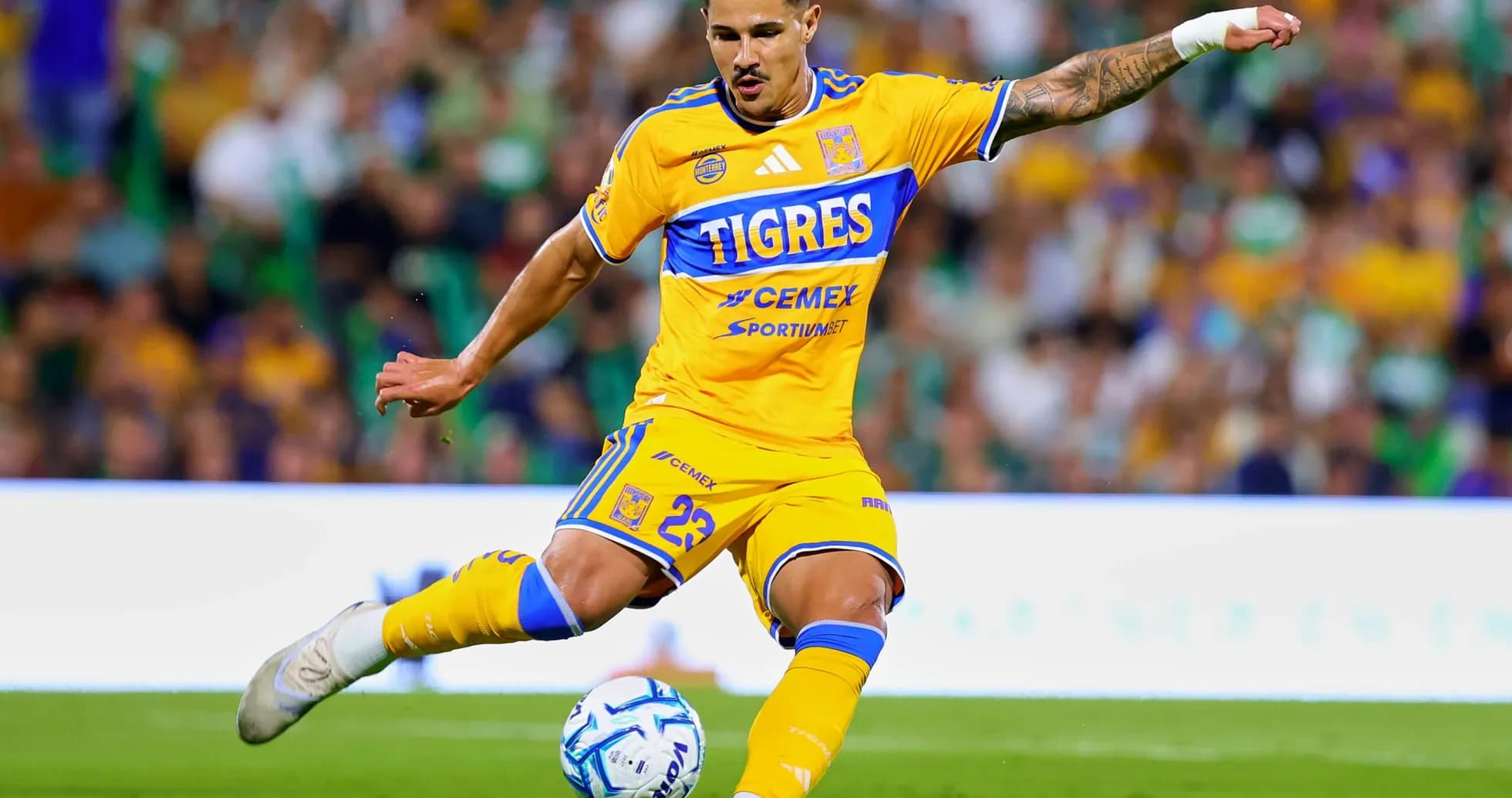 Jugador de Tigres UANL pateando el balón