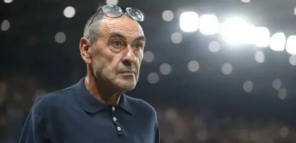 Entrenador observando el partido desde la banda