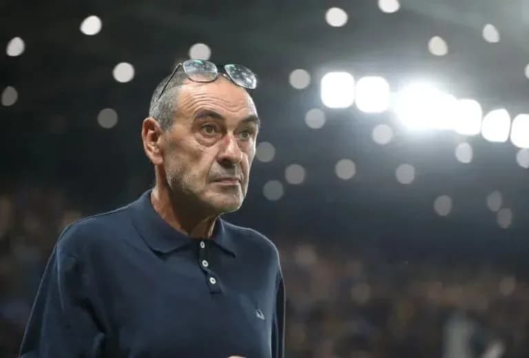 Entrenador observando el partido desde la banda