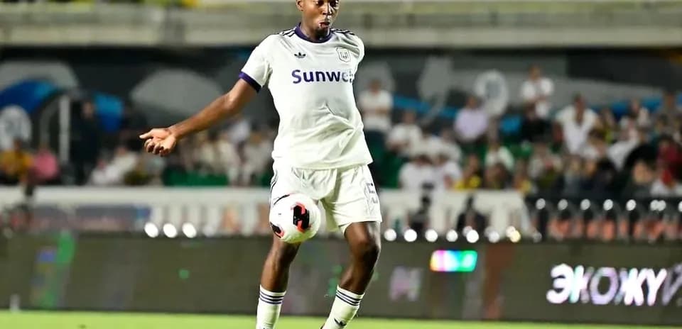 Jugador de Anderlecht controla el balón en el partido