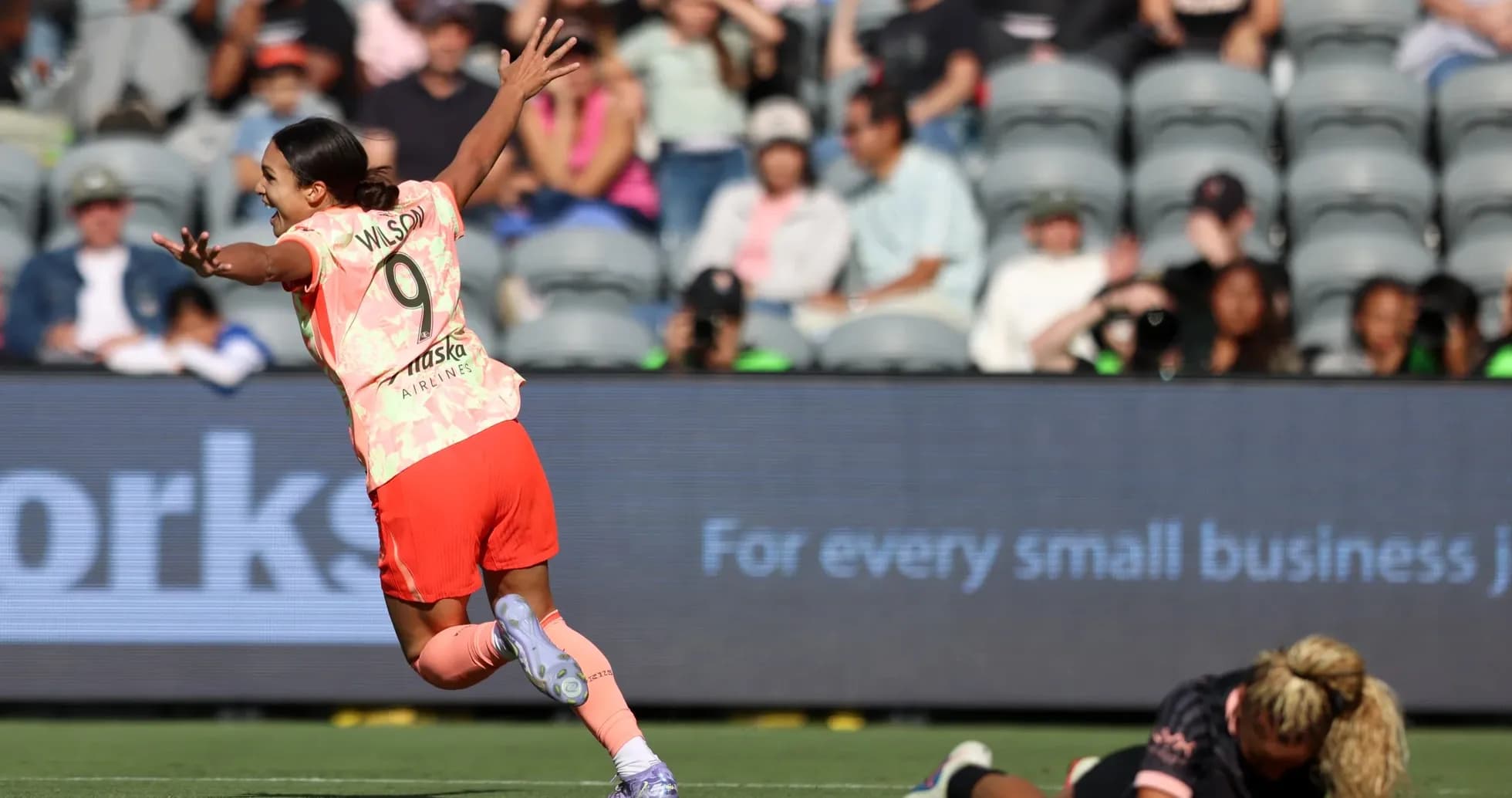 Jugadora de Racing Louisville celebra un gol