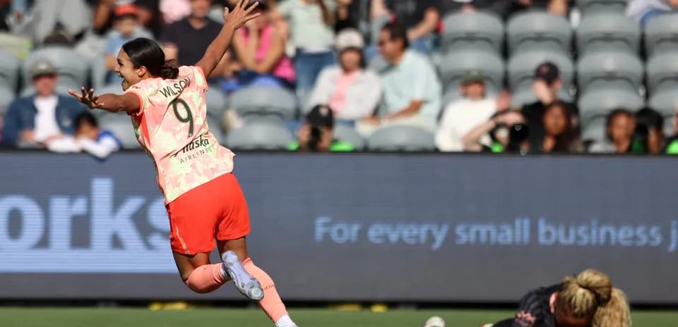 Jugadora de Racing Louisville celebra un gol