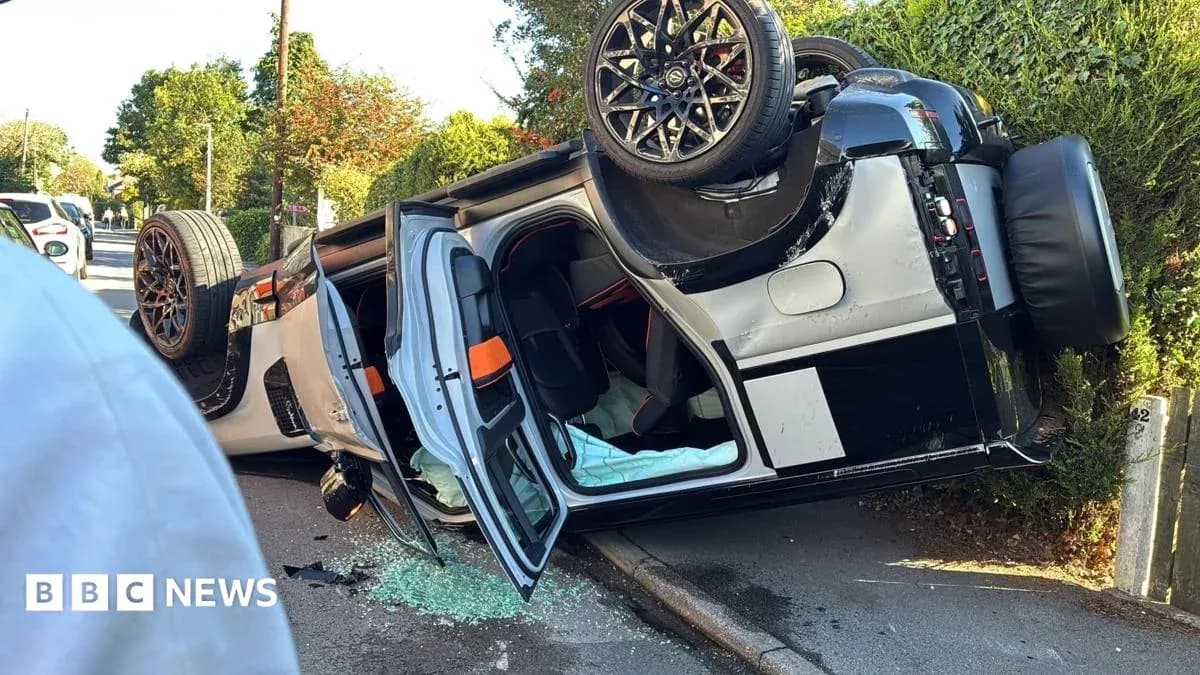 Coche volcado en la carretera con cristales rotos